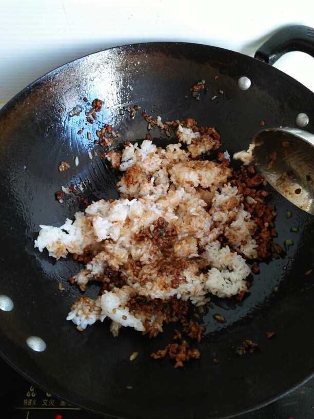 烧麦,把煮熟的糯米放进去翻炒，糯米晾冷好一点。