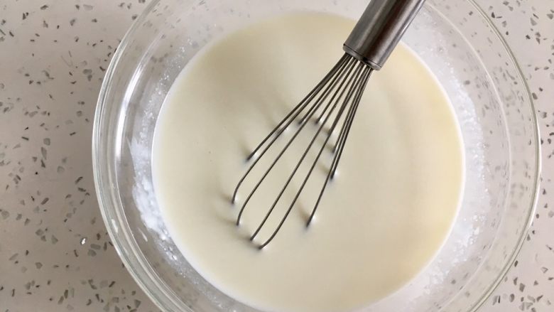 自制炼乳（奶粉版）,用蛋抽搅拌均匀。