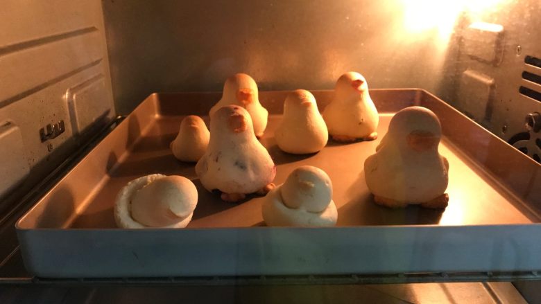 #不一样的泡芙#天鹅与丑小鸭,放入预热好的烤箱，中层，170度，上下火，20分钟。取出放凉后用巧克力点上眼睛。