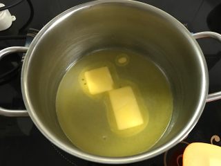 #不一样的泡芙#天鹅与丑小鸭,将室温软化的黄油切小块后加入糖、盐放炉上煮沸。