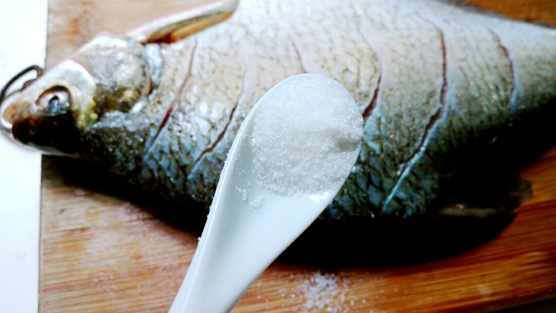 好想吃~清蒸鳊鱼,鱼表面和肚子里面均匀撒5克盐，用手擦一擦放冰箱冷藏2小时