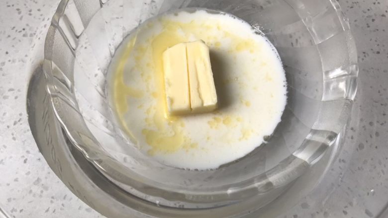 黄桃海绵蛋糕,8、另外海绵蛋糕材料中的黄油和<a style='color:red;display:inline-block;' href='/shicai/ 219'>牛奶</a>需要放在一个小碗内，隔热水融化，并且保温待用，黄油保持液态就可以。
