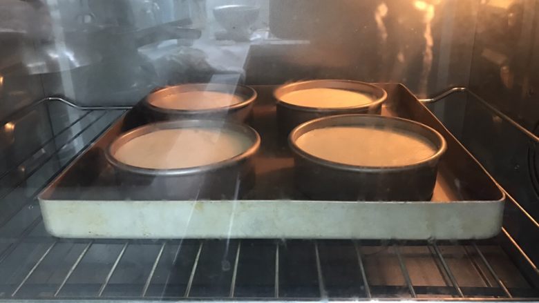 黄桃海绵蛋糕,18、放入180度上下火预热好的烤箱中层。转至160度上下火烘烤25分钟。