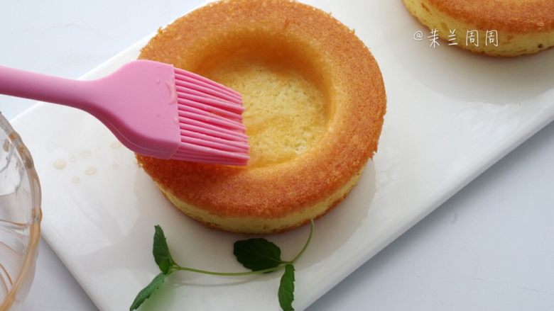 黄桃海绵蛋糕,22、均匀的刷在蛋糕上。