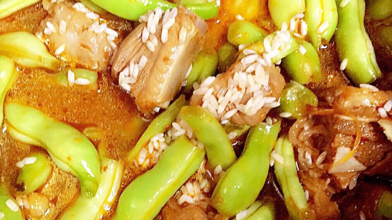 排骨芸豆焖饭,将豆角和排骨加入泡好的米中，用勺子混合均匀。