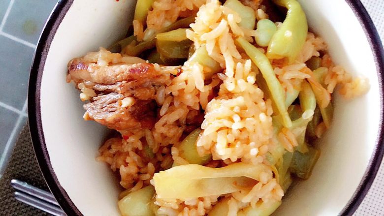 排骨芸豆焖饭,放入电饭锅中，直接选择蒸米饭。出来就是香喷喷的排骨芸豆焖饭啦。