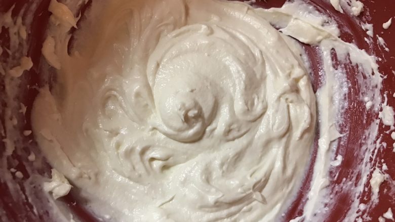 💋流心榴莲月饼🍥,用打蛋器搅打均匀。无需刻意打发。