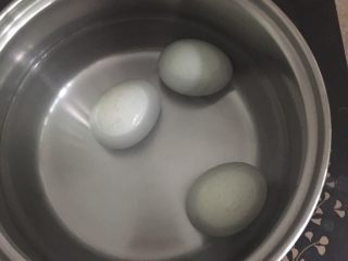 童年记忆：吃豆子,煮三个山鸡蛋。其实两个就够，怕破了多煮一个