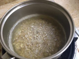 童年记忆：吃豆子,煮薏米，需要泡1小时，煮30分钟，我水放少了，中间加了一次水