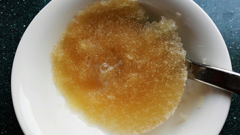 芒果布丁,吉利丁粉要泡软，不然放牛奶中不好融化。