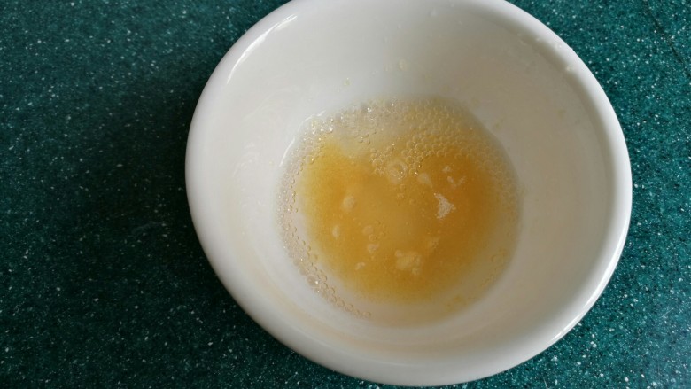 芒果布丁,吉利丁粉提前用少许水泡上。