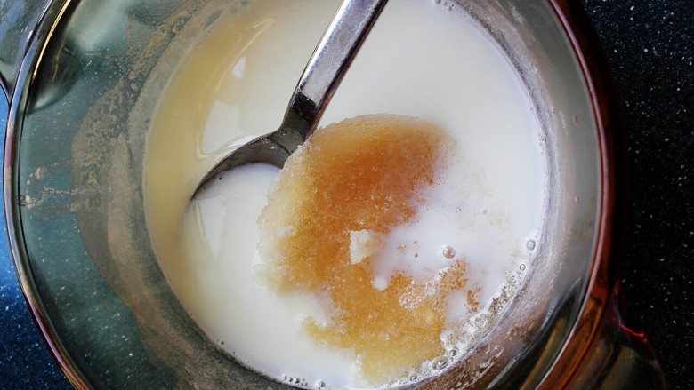芒果布丁,放入泡软的吉利丁粉搅拌使其融化。