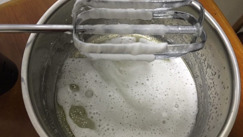 蔓越梅戚风蛋糕,蛋黄糊制作：打蛋头不用清洗直接打 油和水混合
