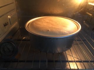 蔓越梅戚风蛋糕,烤箱温度150度时间40分钟烤制
