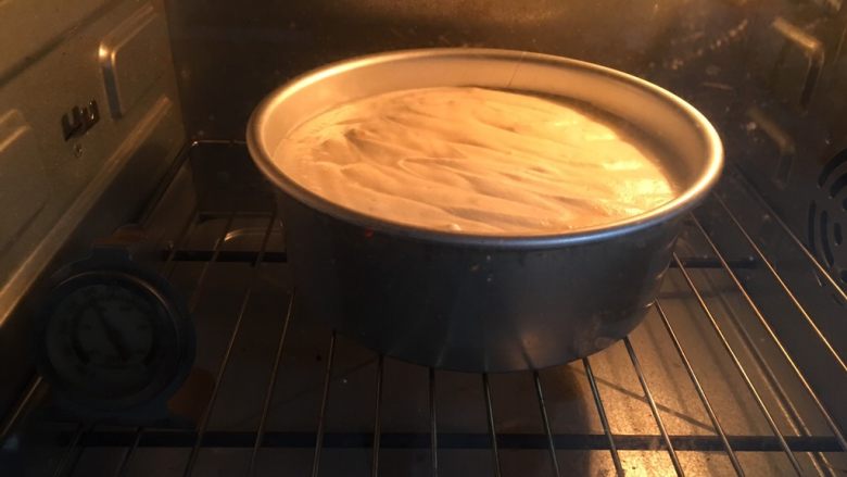 蔓越梅戚风蛋糕,烤箱150度时 模具送人烤箱