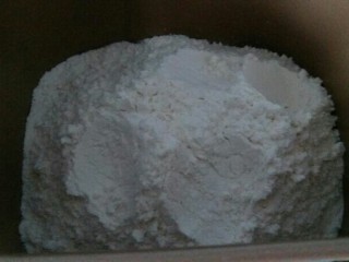 椰蓉面包,面团食材除黄油外都放进面包机桶内，先液体再干粉。酵母最后放。（面粉顶端挖个小孔把酵母倒进去）