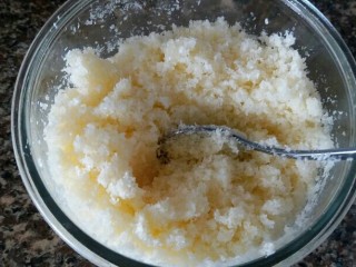 椰蓉面包,松弛面团的时候，黄油隔水融化加入白砂糖和椰蓉，馅儿就做好了