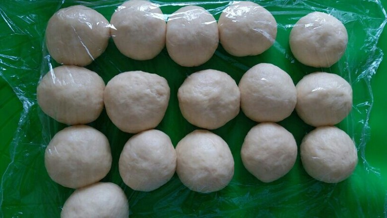 椰蓉面包,均匀的分成16个面团