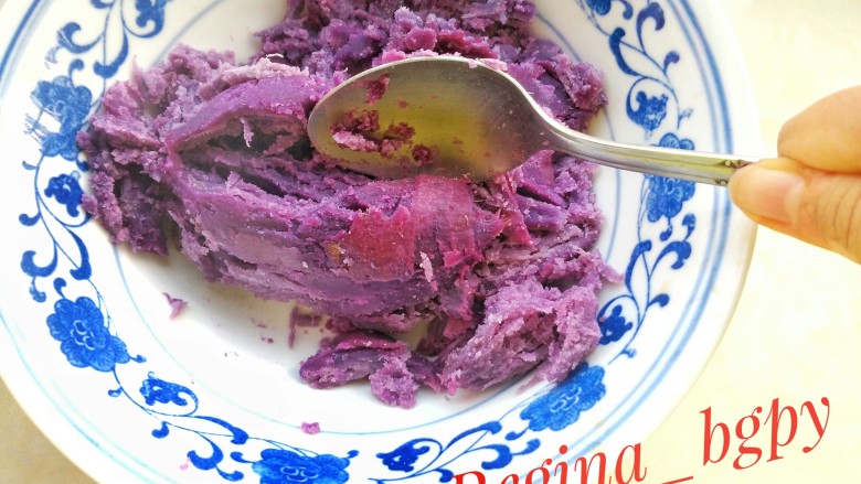 紫薯燕麦饼,捣碎，打，撵，压