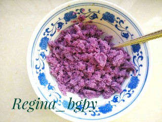紫薯燕麦饼,尽量不要有太大的块，现在是散沙状