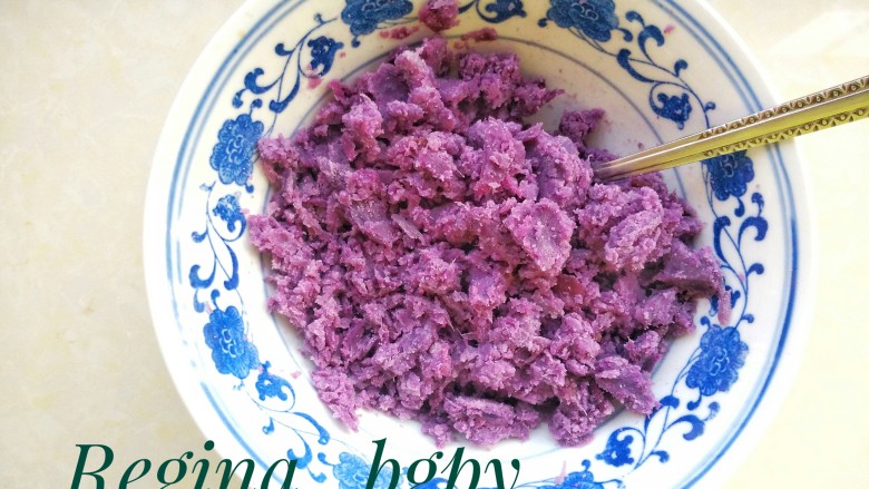 紫薯燕麦饼,尽量不要有太大的块，现在是散沙状