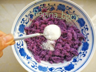 紫薯燕麦饼,撒入盐，糖，如果喜欢紫薯本身的味道可以不加调料