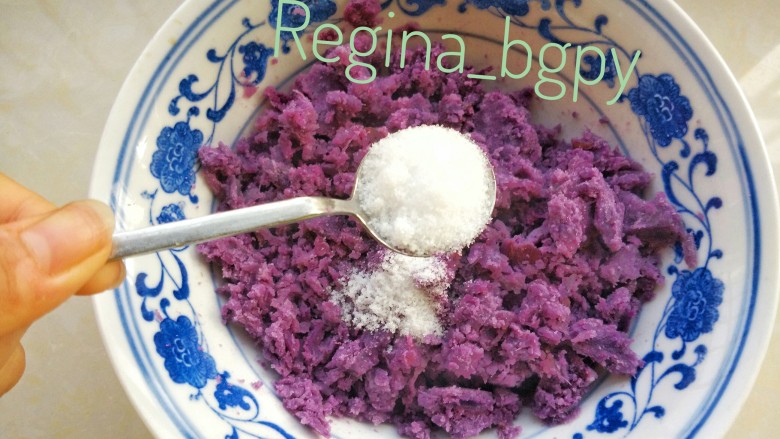 紫薯燕麦饼,撒入盐，<a style='color:red;display:inline-block;' href='/shicai/ 10588'>糖</a>，如果喜欢紫薯本身的味道可以不加调料