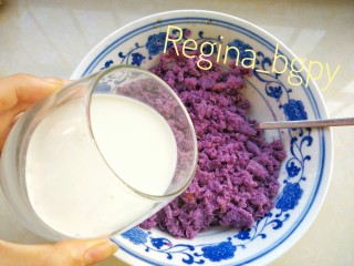 紫薯燕麦饼,倒入椰浆，我的紫薯特别干，大家可以根据自己的紫薯调整液体用量，不要太黏