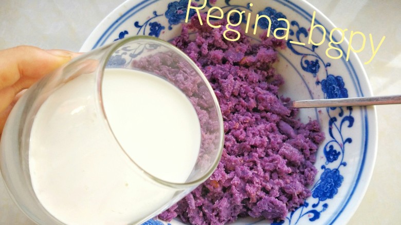 紫薯燕麦饼,倒入椰浆，我的紫薯特别干，大家可以根据自己的紫薯调整液体用量，不要太黏