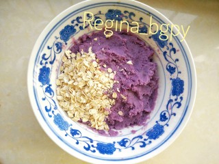 紫薯燕麦饼,撒入燕麦