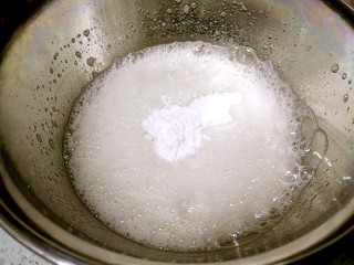 养生红糖枣泥蛋糕,蛋白打发至大泡泡状，倒入全部细砂糖。