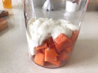 口袋麵包&木瓜思慕雪,留幾塊木瓜做裝飾，其餘的扔到攪拌桶里，倒入一杯酸奶