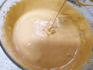 养生红糖枣泥蛋糕,低速打发至颜色发白体积增大。