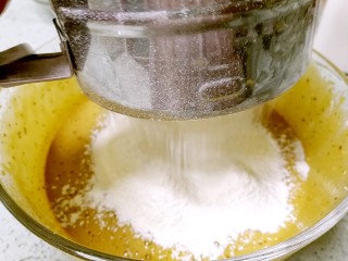 养生红糖枣泥蛋糕,筛入低筋面粉。