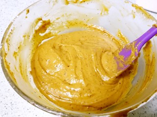 养生红糖枣泥蛋糕,搅拌均匀（可以用电动打蛋器低速搅打10余秒）。