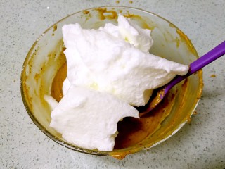 养生红糖枣泥蛋糕,取1/3蛋白霜加入到蛋黄糊里。