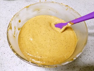养生红糖枣泥蛋糕,切拌均匀。