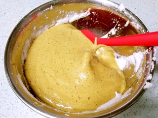 养生红糖枣泥蛋糕,把蛋黄糊倒入蛋白盆。