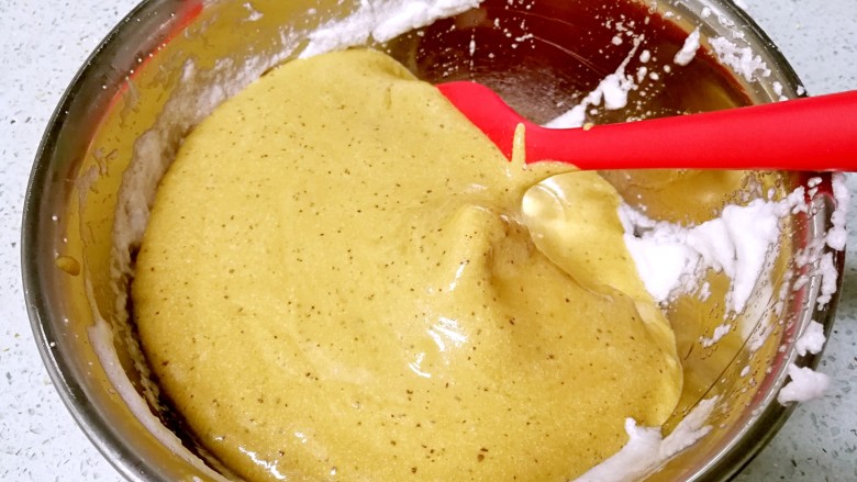 养生红糖枣泥蛋糕,把蛋黄糊倒入蛋白盆。