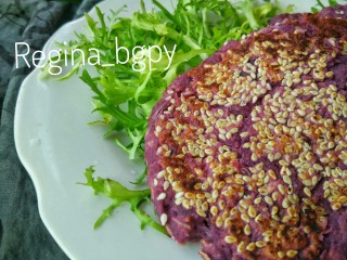 紫薯燕麦饼,还可以用白芝麻，更好看呦，搭配蔬菜水果