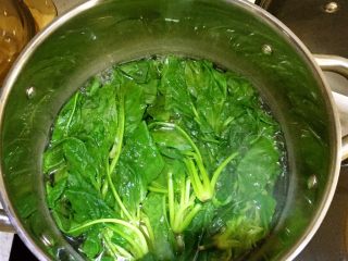 烟熏三文鱼菠菜蛋卷,在锅里放入水，烧滚后，放入菠菜，焯水2分钟左右，捞出放凉后，把水分挤干。