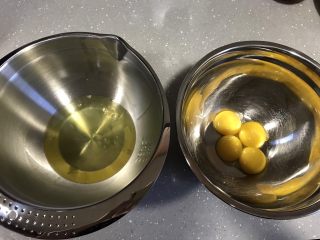 小蜜蜂戚风蛋糕,分离蛋清蛋黄，容器保证无油无水。蛋清放冰箱冷藏备用，先制作蛋黄糊