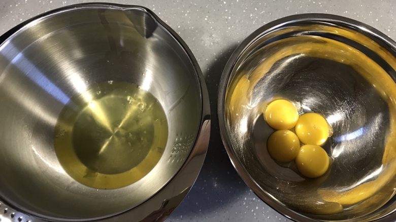 小蜜蜂戚风蛋糕,分离蛋清蛋黄，容器保证无油无水。蛋清放冰箱冷藏备用，先制作蛋黄糊
