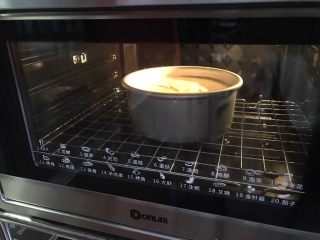 小蜜蜂戚风蛋糕,放入烤箱，上下火160度烤50分钟
出炉倒扣放凉至少两个小时脱模。