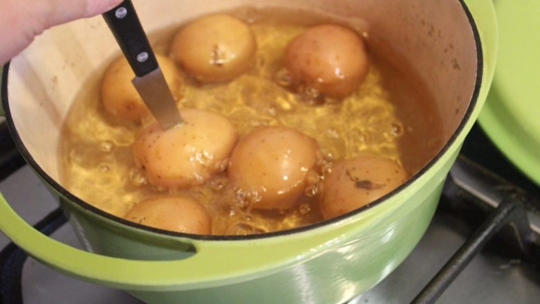 柠檬大蒜脆烤土豆,煮到小刀或叉子很容易就穿透土豆。