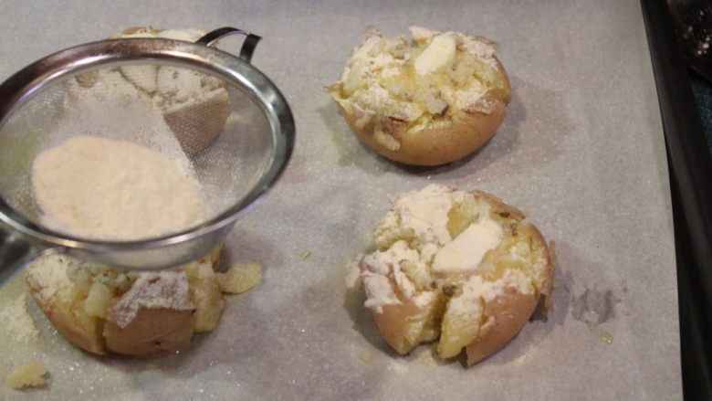 柠檬大蒜脆烤土豆,洒上薄薄一层杜兰面粉。洒上面粉是让土豆烤过会更酥脆。没有杜兰面粉一般的面粉也是可以。洒完后静置一下，让面粉反潮后再烤，酥脆的效果会更好。