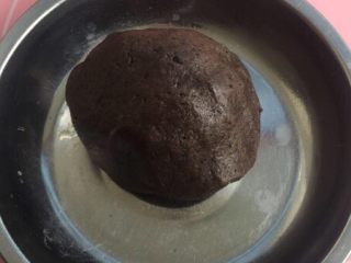 奥利奥蛋黄月饼（50克）,把莲蓉馅料和奥利奥饼干粉揉成团，一定要揉到完全融合。