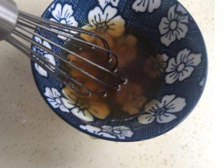 奥利奥蛋黄月饼（50克）,把花生油、糖浆和枧水放入一个碗里打匀。