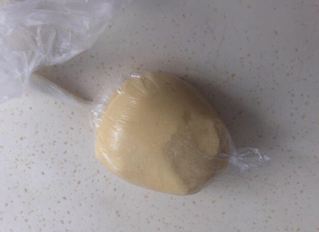 奥利奥蛋黄月饼（50克）,然后把以上材料糅合，成光滑面团后包保鲜袋静置1小时。