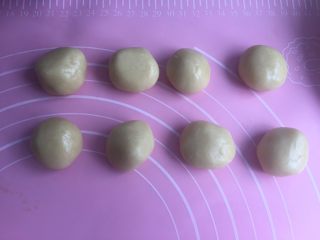 奥利奥蛋黄月饼（50克）,饼皮面团分成17克一个，搓圆。（盖保鲜膜哦）